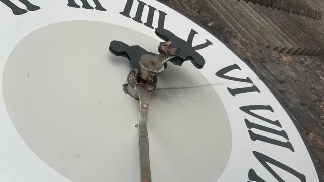In luftiger Höhe haben Unbekannte in Kranenburg den Stundenzeiger dieser Kirchturmuhr abgebrochen und gestohlen. In luftiger Höhe haben Unbekannte in Kranenburg den Stundenzeiger dieser Kirchturmuhr abgebrochen und gestohlen.