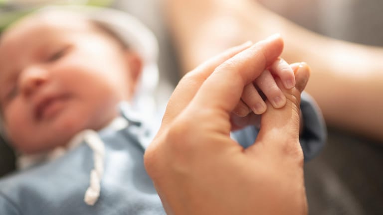 Baby: Kalte Hände beim Baby sind erst einmal kein Grund zur Sorge. Achten Sie aber unbedingt darauf, dass es in dem Zimmer, in dem das Baby schläft, nicht zu kalt ist.