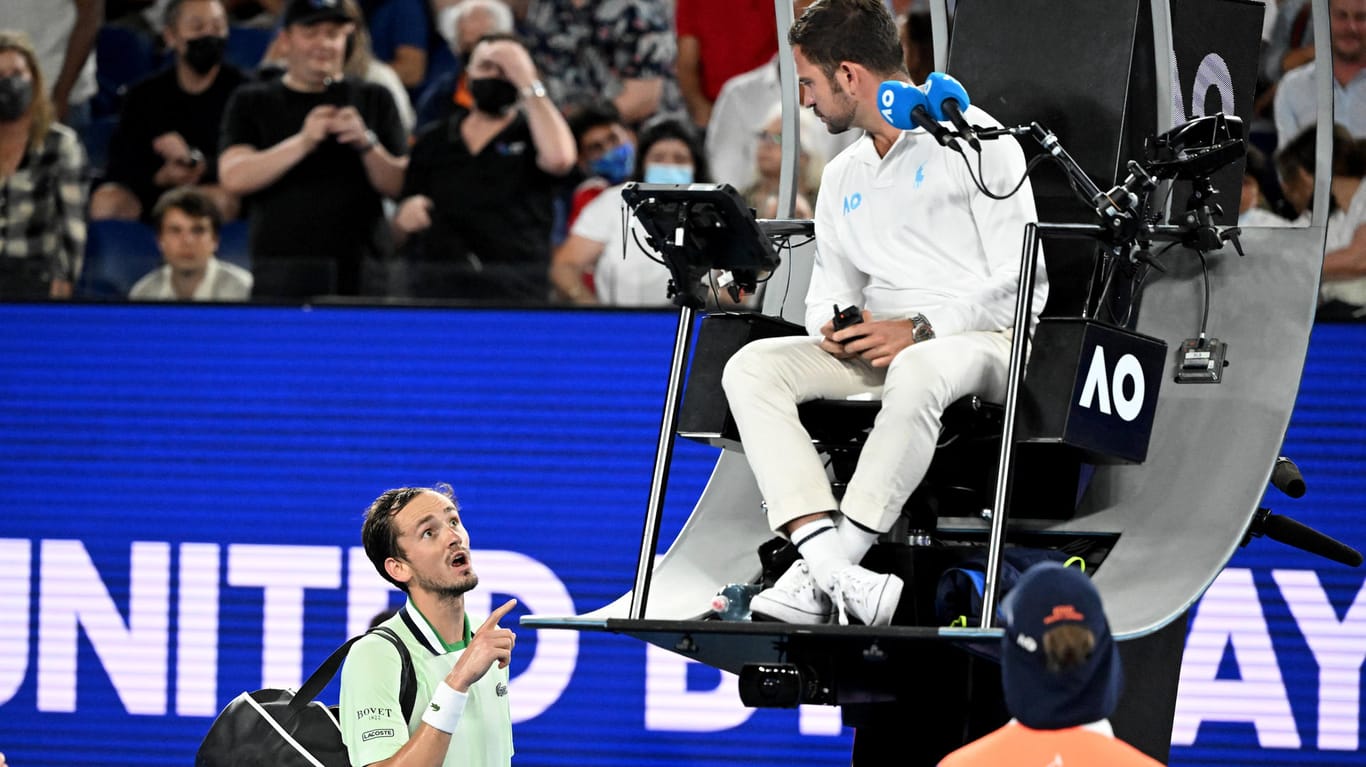 Verbaler Ausraster: Daniil Medvedev (l.) wütet während des Matches gegen Stefanos Tsitsipas gegen Stuhl-Schiedsrichter Jaume Campistol.
