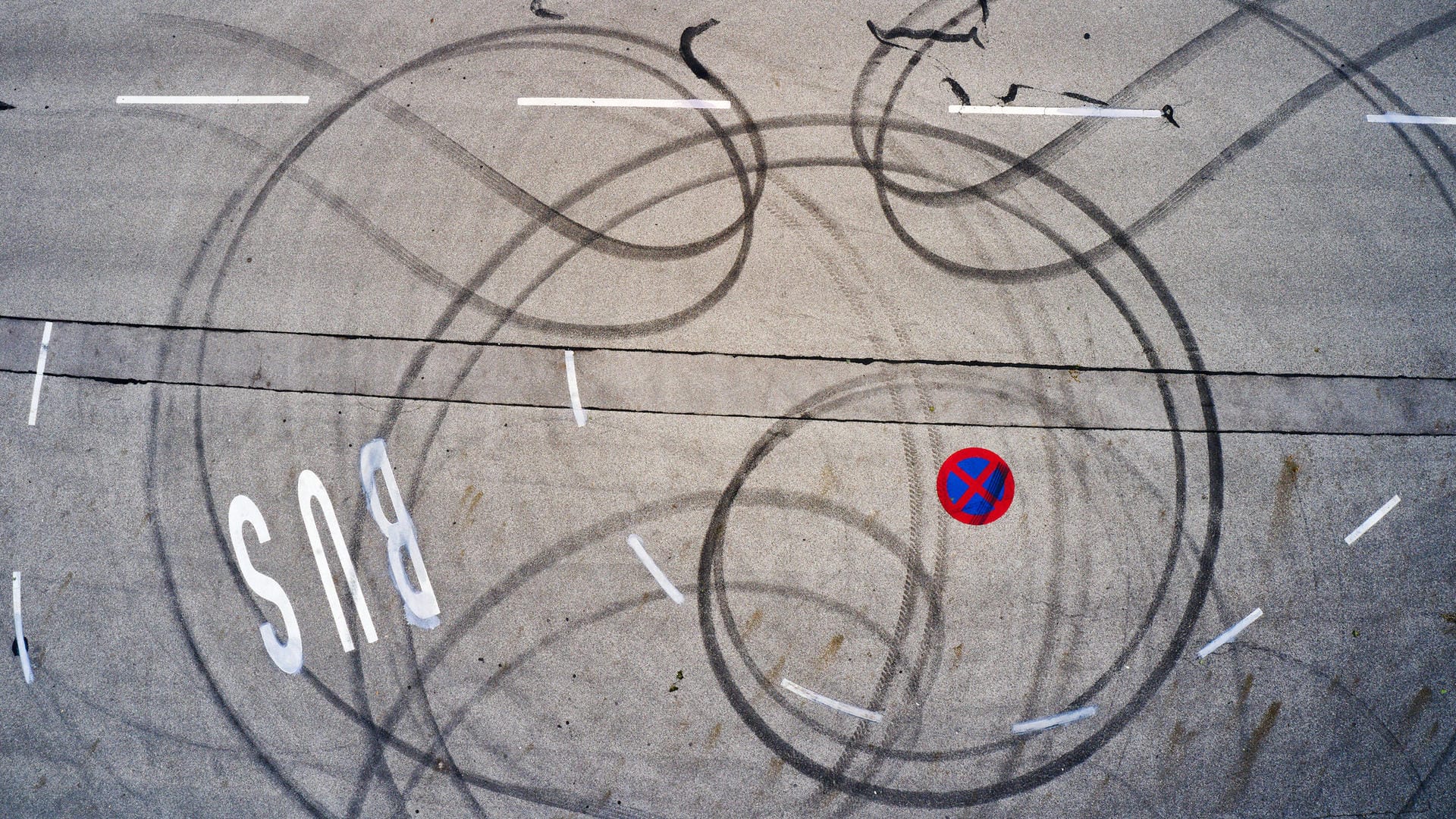 Bremsspuren auf Asphalt (Symbolbild): Illegale Autorennen sind auch in Frankfurt am Main ein Problem. Bremsspuren auf Asphalt (Symbolbild): Illegale Autorennen sind auch in Frankfurt am Main ein Problem.