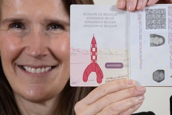 Belgiens Außenministerin Sophie Wilmes mit dem neuen Reisepass: Das Dokument gibt es bald mit Zeichnungen aus Comics wie Tim und Struppi.