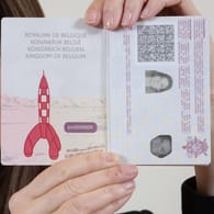 Belgiens Außenministerin Sophie Wilmes mit dem neuen Reisepass: Das Dokument gibt es bald mit Zeichnungen aus Comics wie Tim und Struppi.