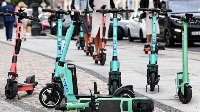 E-Scooter auf dem Boulevard Unter den Linden in Berlin.