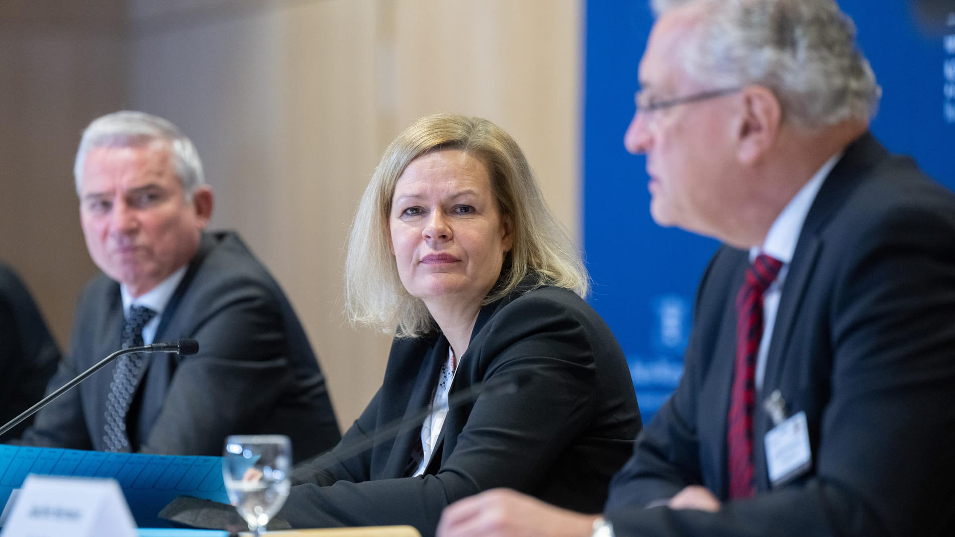 Nancy Faeser bei der Pressekonferenz in Stuttgart: Es gehe um ein "Aufbegehren gegen den Staat", so die SPD-Politikerin.