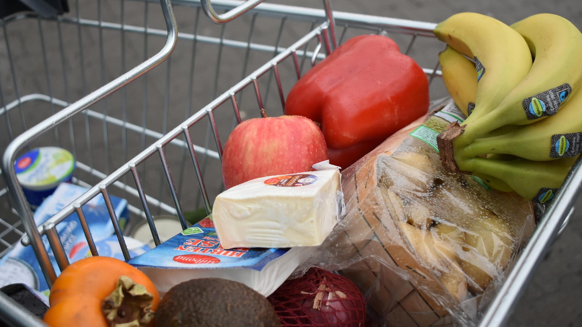 Blick in den Einkaufswagen: Bananen und Kartoffeln waren in diesem Januar teurer, Paprika hingegen deutlich günstiger.