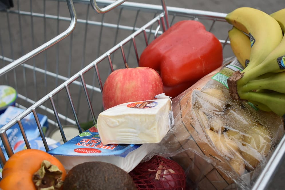 Blick in den Einkaufswagen: Bananen und Kartoffeln waren in diesem Januar teurer, Paprika hingegen deutlich günstiger.