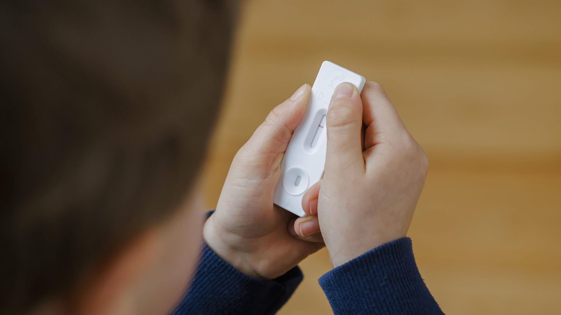 Ein Kind hält einen negativen Corona-Schnelltest (Symbolbild): Das Kultusministerium in Hannover erwägt flächendeckende Testungen im Kita-Umfeld. Ein Kind hält einen negativen Corona-Schnelltest (Symbolbild): Das Kultusministerium in Hannover erwägt flächendeckende Testungen im Kita-Umfeld.