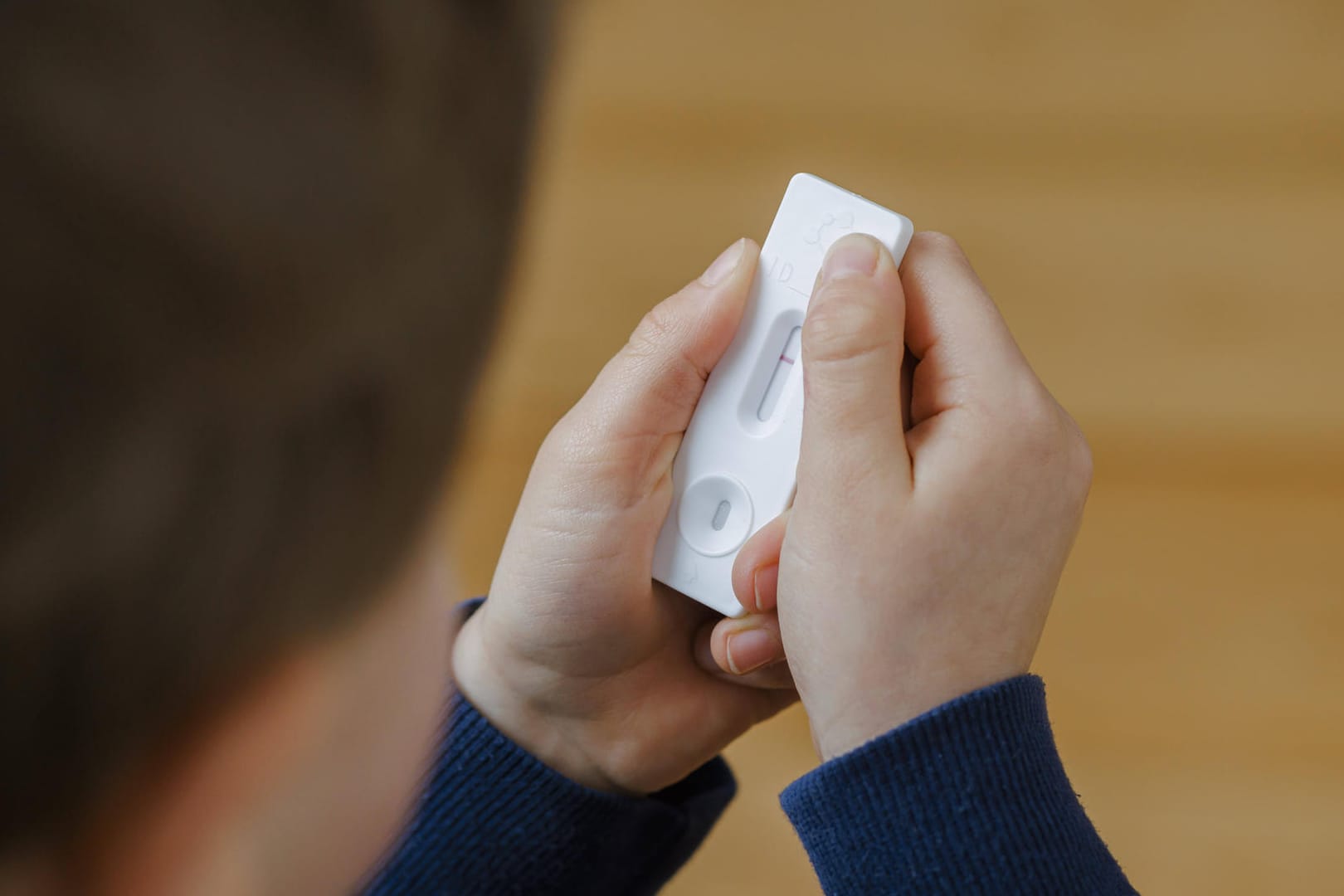 Ein Kind hält einen negativen Corona-Schnelltest (Symbolbild): Das Kultusministerium in Hannover erwägt flächendeckende Testungen im Kita-Umfeld.