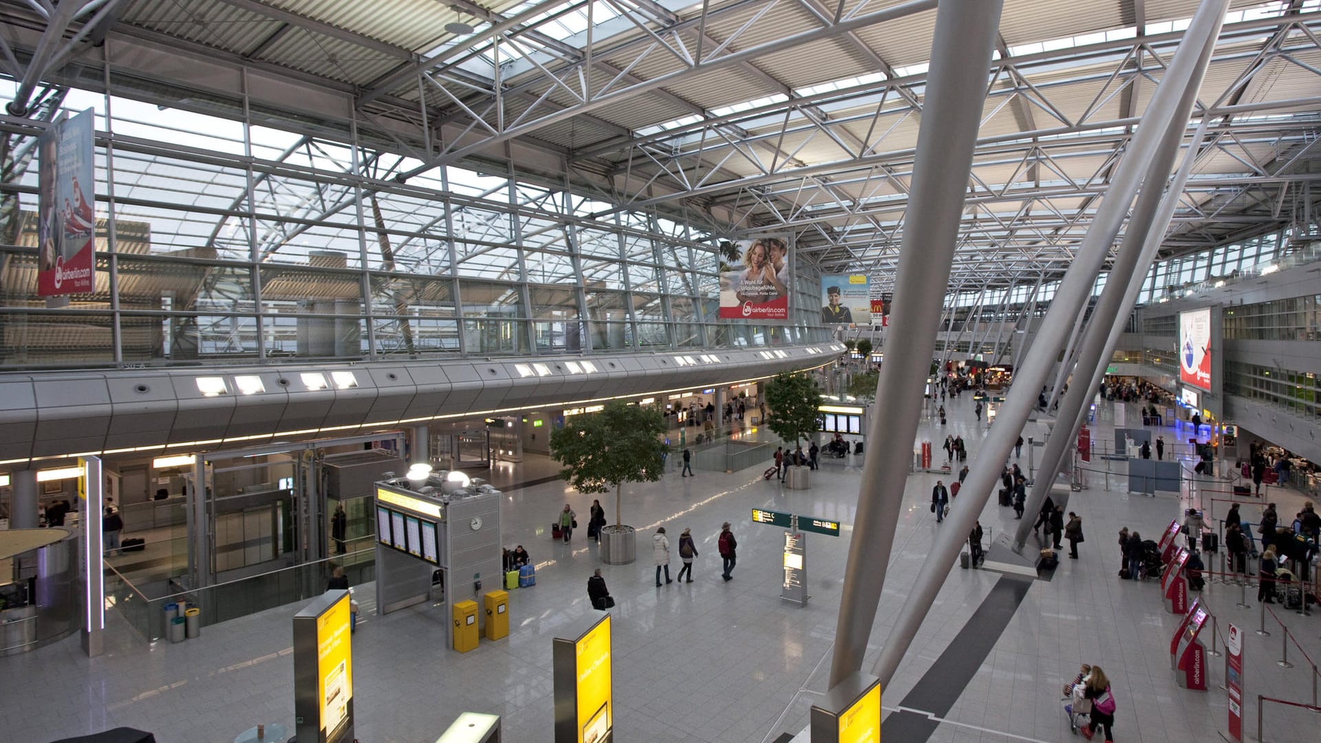 Terminal des Düsseldorfer Flughafens (Symbolbild): Die Frau durfte den Transitbereich nicht verlassen. Terminal des Düsseldorfer Flughafens (Symbolbild): Die Frau durfte den Transitbereich nicht verlassen.