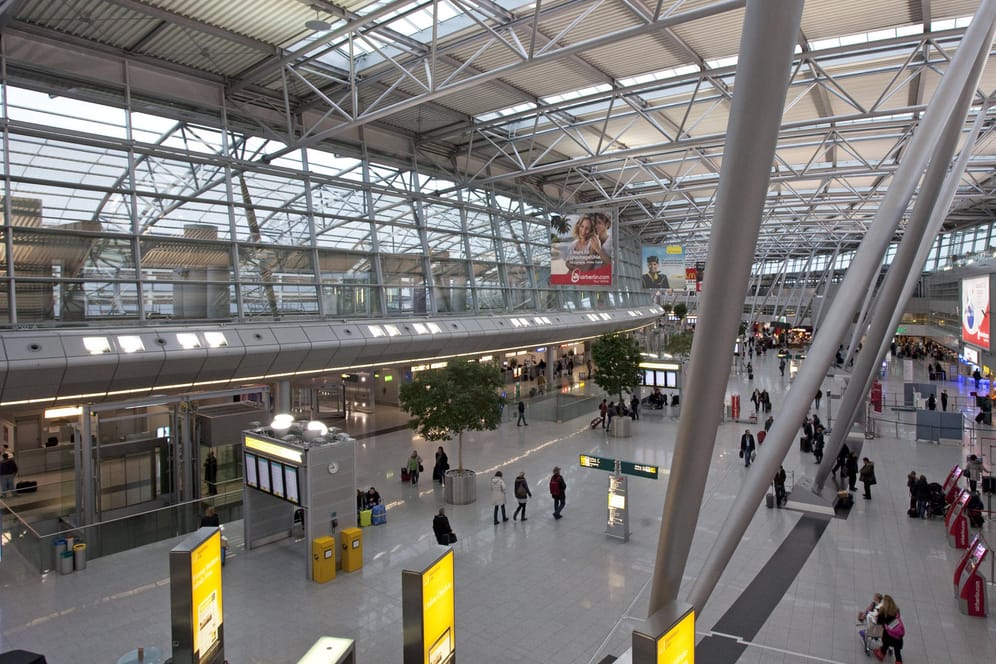 Terminal des Düsseldorfer Flughafens (Symbolbild): Die Frau durfte den Transitbereich nicht verlassen.
