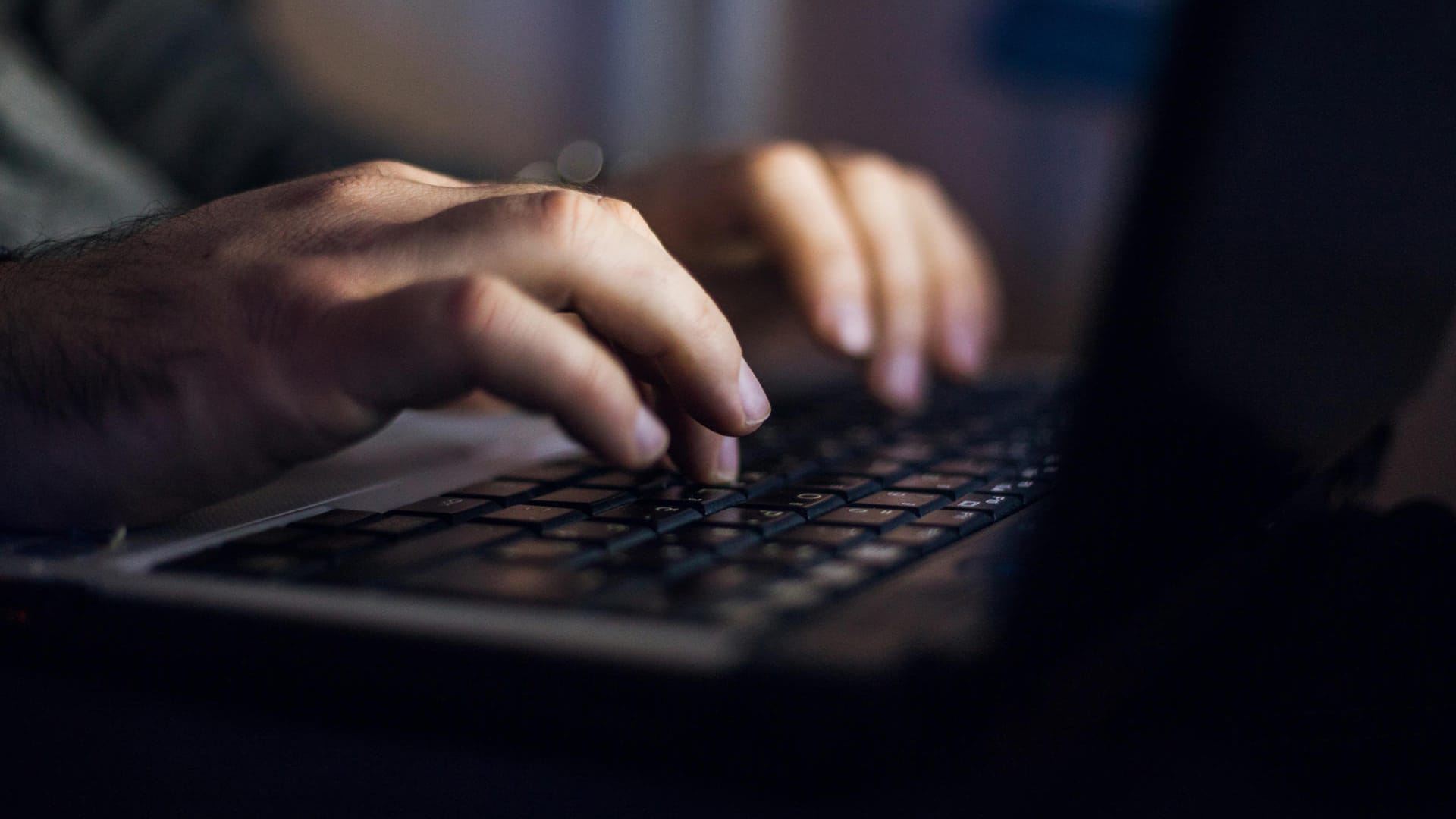 Hände tippen auf Tastatur (Symbolbild): Es handele sich bei der Razzia nicht um einen zusammenhängenden Einzelfall, so die Polizei.