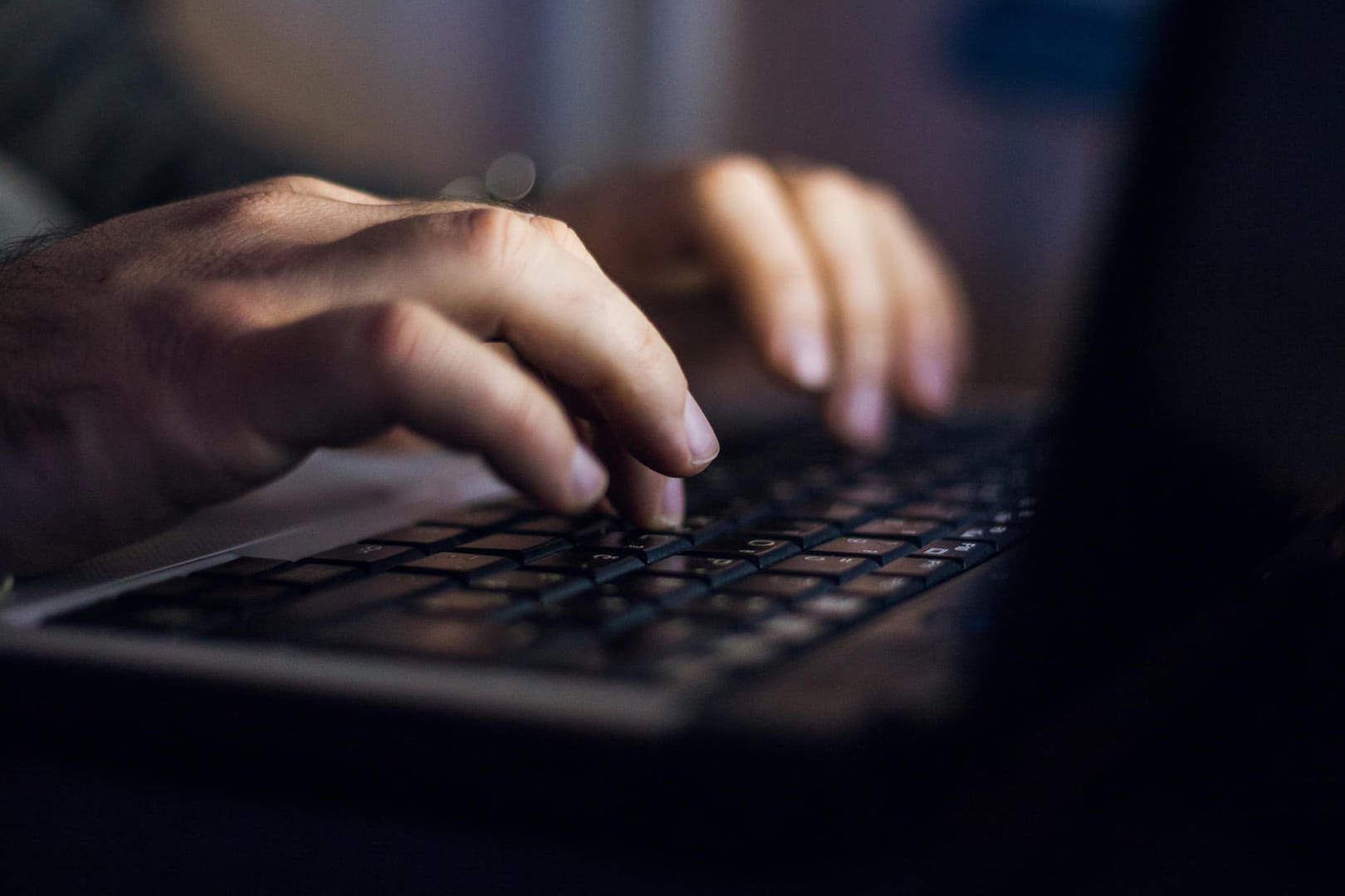 Hände tippen auf Tastatur (Symbolbild): Es handele sich bei der Razzia nicht um einen zusammenhängenden Einzelfall, so die Polizei.