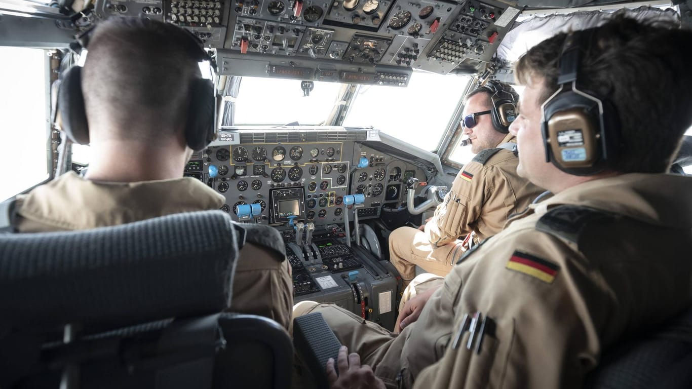 Bundeswehrsoldaten in einem Flugzeug: Der Bundestag hat den Einsatz der Soldaten im Irak verlängert. (Symbolfoto)