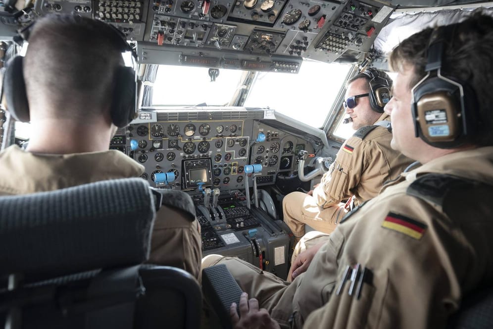 Bundeswehrsoldaten in einem Flugzeug: Der Bundestag hat den Einsatz der Soldaten im Irak verlängert. (Symbolfoto)