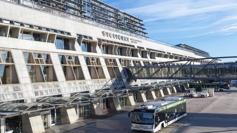 Das Terminal am Flughafen in Stuttgart (Archivbild): Steigende Impfquoten und sinkende Infektionszahlen sollen die Flugbereitschaft ankurbeln.