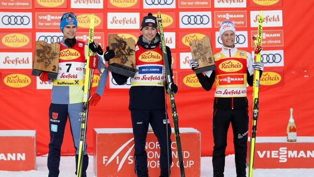 Vor dem Treppchen: Sieger Jarl Magnus Riiber (M), der Zweitplatzierte Vinzenz Geiger (l) und Johannes Lamparter.