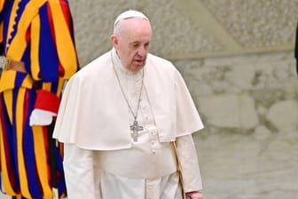 Papst Franziskus I. im Vatikan: Der Heilige Vater muss mit einem Millionenloch haushalten.