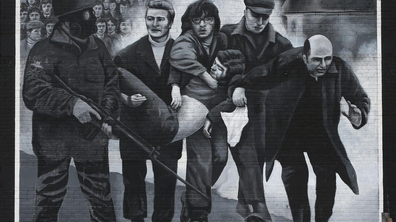 Erinnerung an den Bloody Sunday 1972: Ein Wandbild in Nordirland zeigt, wie der Priester Edward Daly den Trupp mit dem tödlich Verwundeten geleitet.