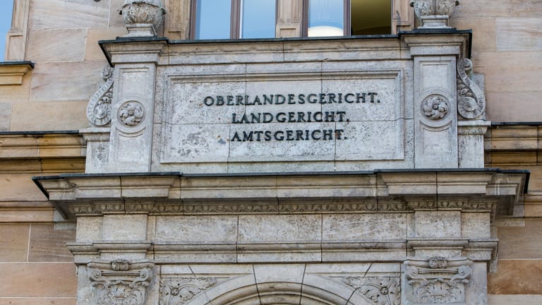 Vor dem Landgericht in Bamberg muss sich eine 19-Jährige wegen Mordes verantworten. (Symbolfoto)