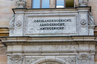 Vor dem Landgericht in Bamberg muss sich eine 19-Jährige wegen Mordes verantworten. (Symbolfoto)