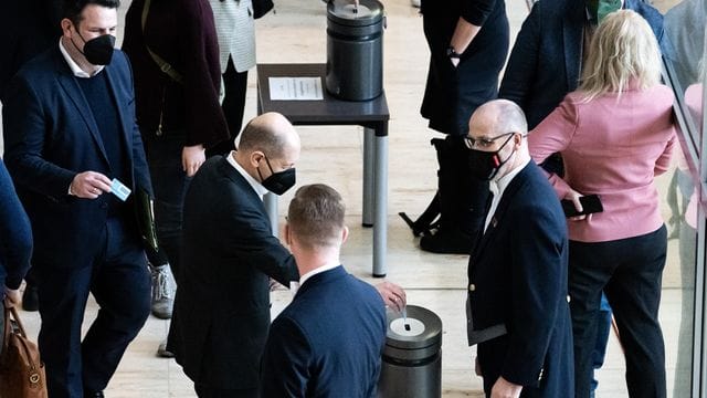 Bundeskanzler Olaf Scholz gibt bei der namentlichen Abstimmung über die Verlängerung des Bundeswehreinsatzes im Irak seine Stimmkarte ab.