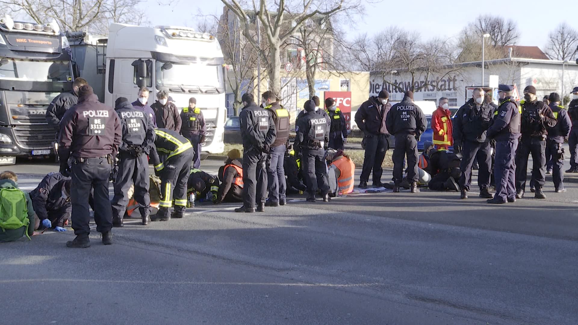 Polizisten, Sanitäter und Klimaaktivisten auf einer Straße in Berlin: Einige Protestierende hatten ihre Hände auf der Straße angeklebt.