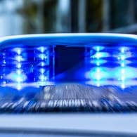 Ein Blaulicht leuchtet auf dem Dach eines Polizeiwagens (Symbolbild): Ein Blockwart hatte die Beamten auf den mutmaßlichen Dieb aufmerksam gemacht.