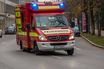 Ein Fahrzeug der Münchner Feuerwehr auf dem Weg zum Einsatz(Archivbild): In einem Supermarkt in München wurde mit Toilettenpapier ein Brand gelegt.