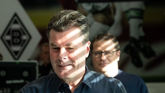 Dieter Hecking (l), ehemaliger Trainer von Gladbach, kommt 2019 vor Max Eberl zu einer Pressekonferenz. Dieter Hecking (l), ehemaliger Trainer von Gladbach, kommt 2019 vor Max Eberl zu einer Pressekonferenz.