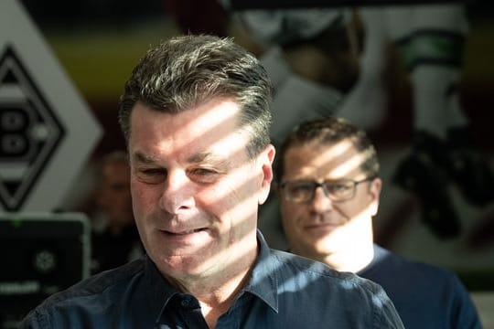 Dieter Hecking (l), ehemaliger Trainer von Gladbach, kommt 2019 vor Max Eberl zu einer Pressekonferenz.