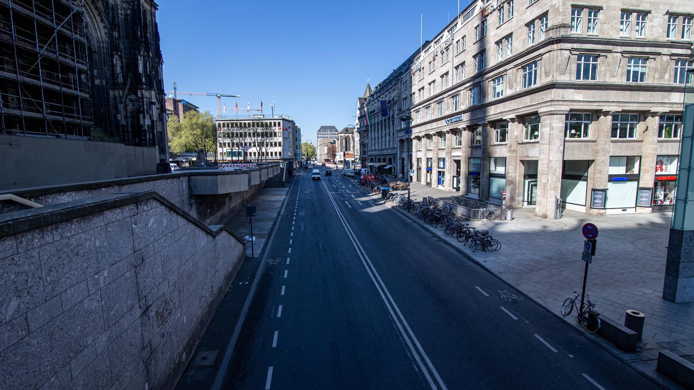 Trankgasse am Kölner Dom: Zwei Jahre lang wird die vielbefahrene Straße nur für Radfahrer zugänglich sein.