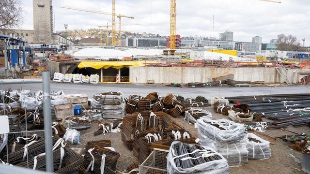 Auf der Großbaustelle des Bahnprojekts Stuttgart 21 liegen Armierungen für Betonarbeiten (Archivbild): Das Projekt soll mittlerweile dreimal so teuer sein wie geplant.