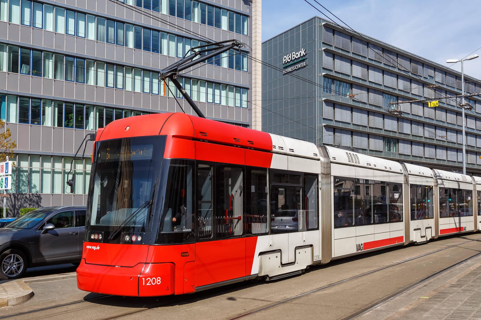 Eine Straßenbahn in Nürnberg auf dem Weg zum Hauptbahnhof(Archivbild): Ladendiebe in Nürnberg versuchten in einer Straßenbahn vor der Polizei zu fliehen.