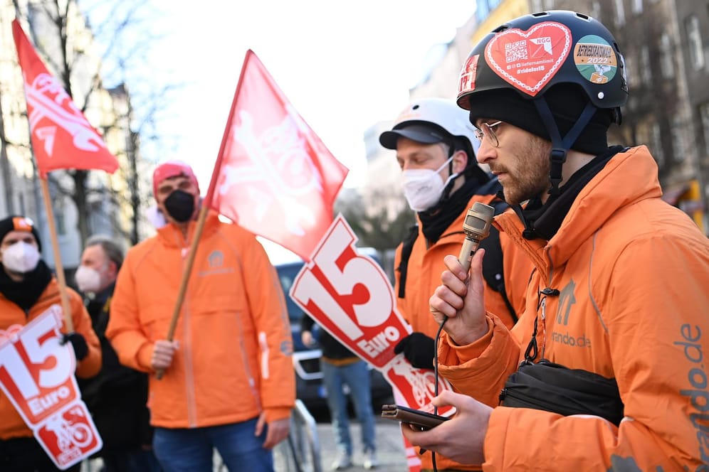 Lieferando-Beschäftigte demonstrieren vor dem Hauptsitz des Lieferdienstes: Sie forderten unter anderem mehr Gehalt.