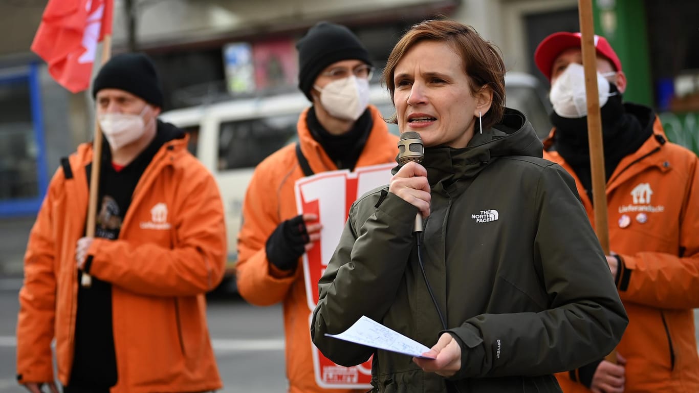 Katja Kipping (Die Linke), Berliner Senatorin für Integration, Arbeit und Soziales, spricht zu den Lieferando-Beschäftigten: "Ich habe großen Respekt vor der täglichen Arbeit der Kuriere", sagte sie.
