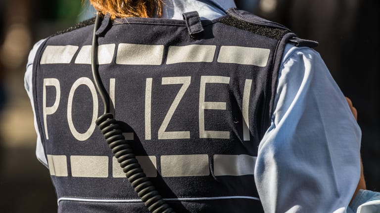 Eine Polizistin im Einsatz in Stuttgart (Symbolbild): Bei Durchsuchungen wurden mehrere Kilogramm Drogen gefunden.