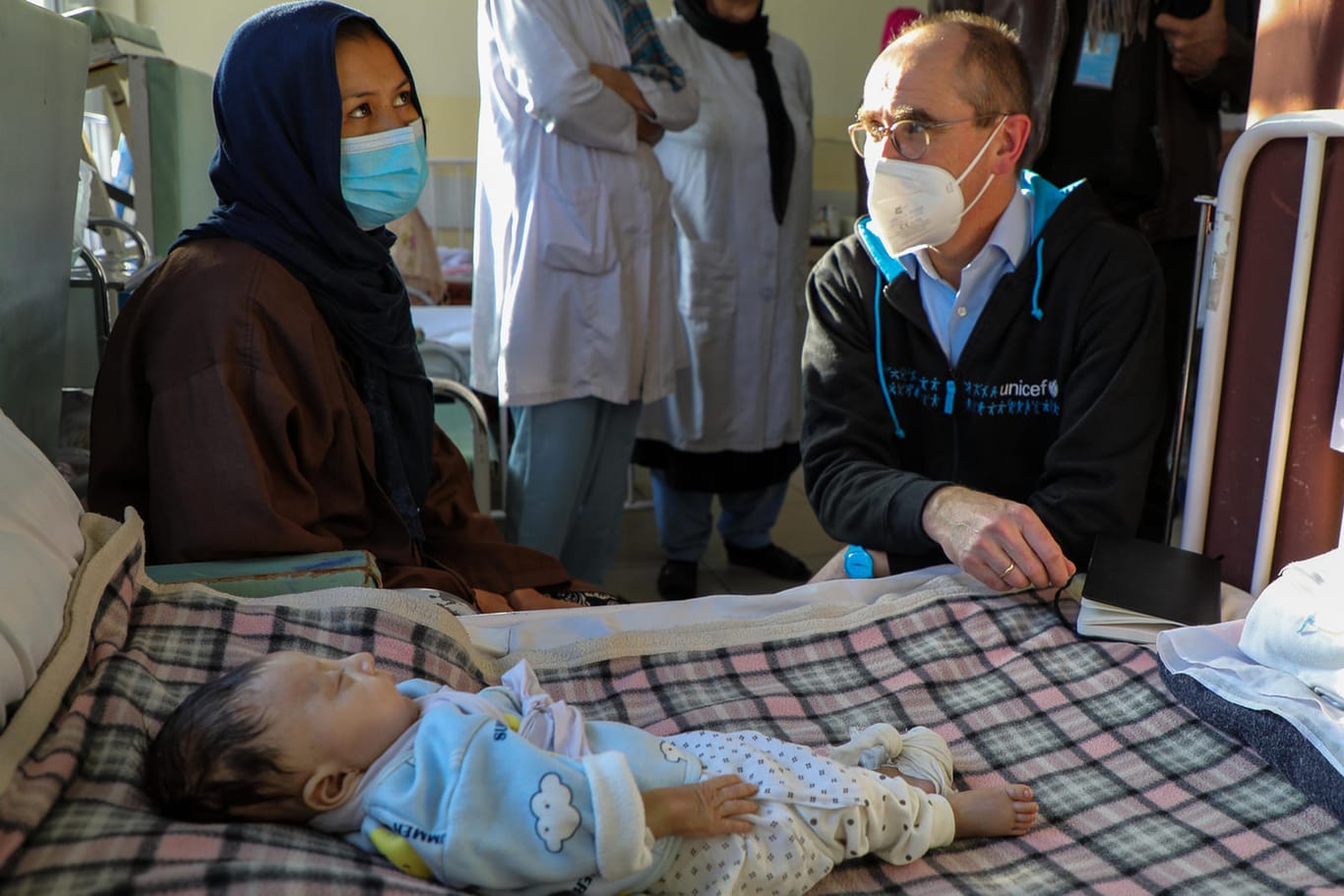 Christian Schneider (l.) beim Besuch in einem Krankenhaus in Afghanistan.
