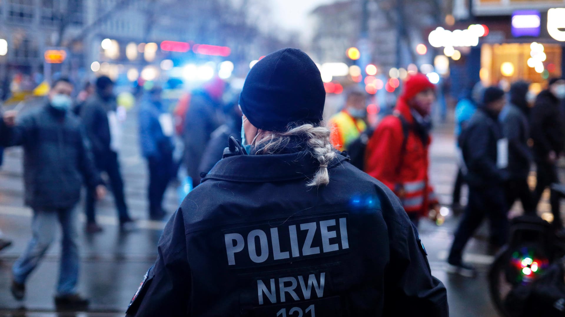 Ein Polizeibeamter beaufsichtigt eine Demonstration (Symbolbild): Wegen mehrerer angemeldeter Demos kommt es am Wochenende zu Verkehrsbehinderungen.