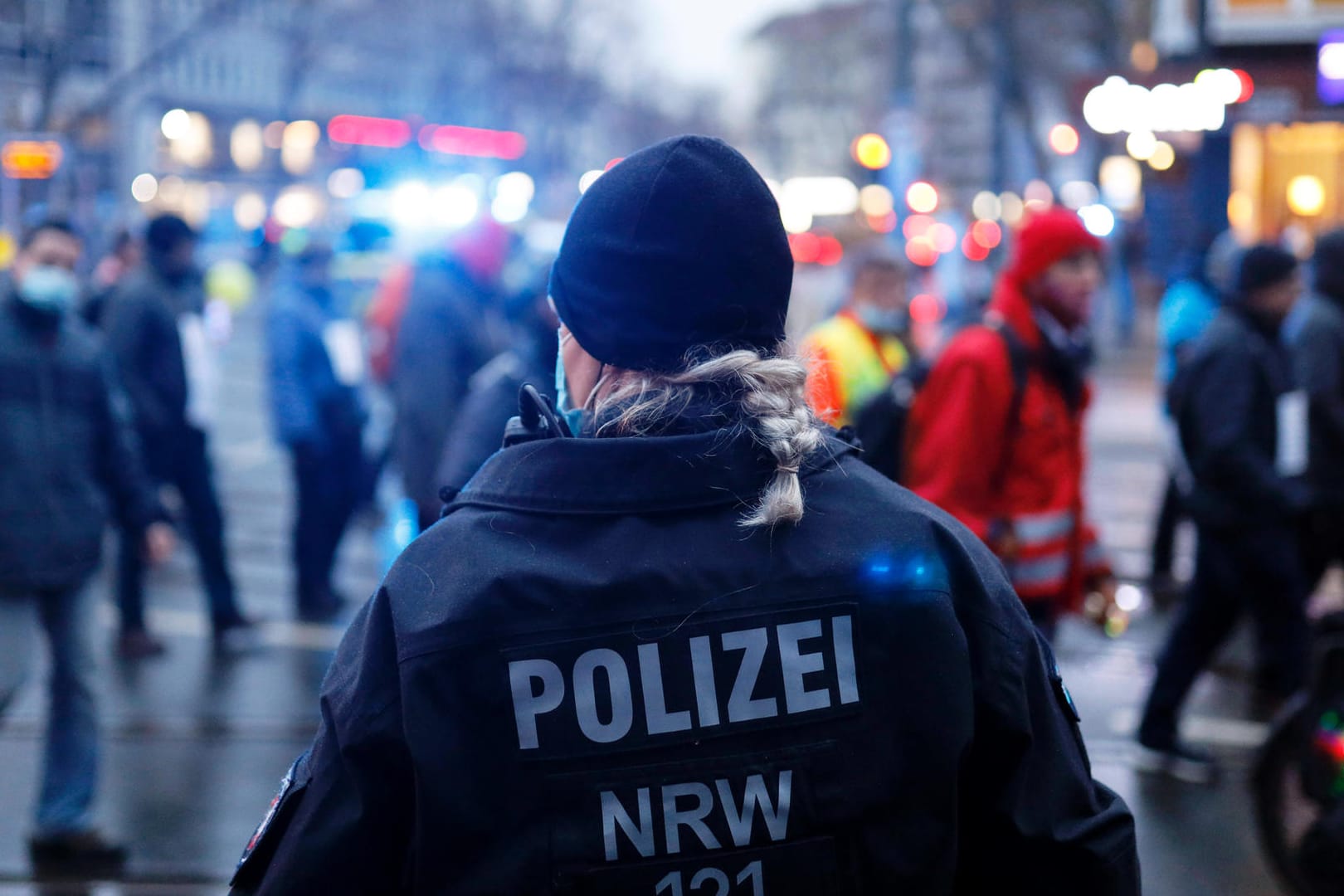 Ein Polizeibeamter beaufsichtigt eine Demonstration (Symbolbild): Wegen mehrerer angemeldeter Demos kommt es am Wochenende zu Verkehrsbehinderungen.