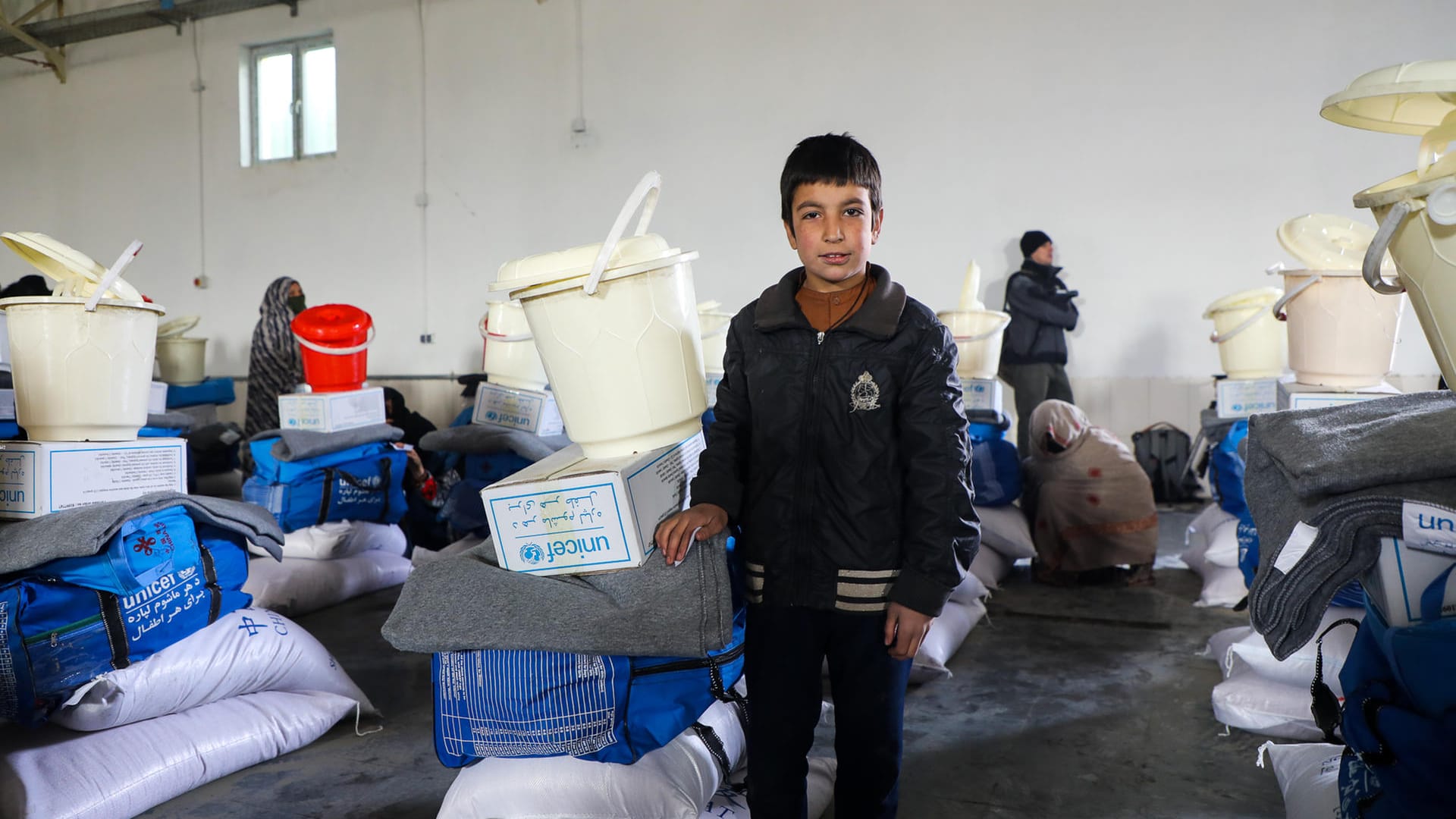 Ein Junge bei der Winterkit-Verteilung der Unicef: Es mangelt an Nahrung, Feuerholz und Winterkleidung.