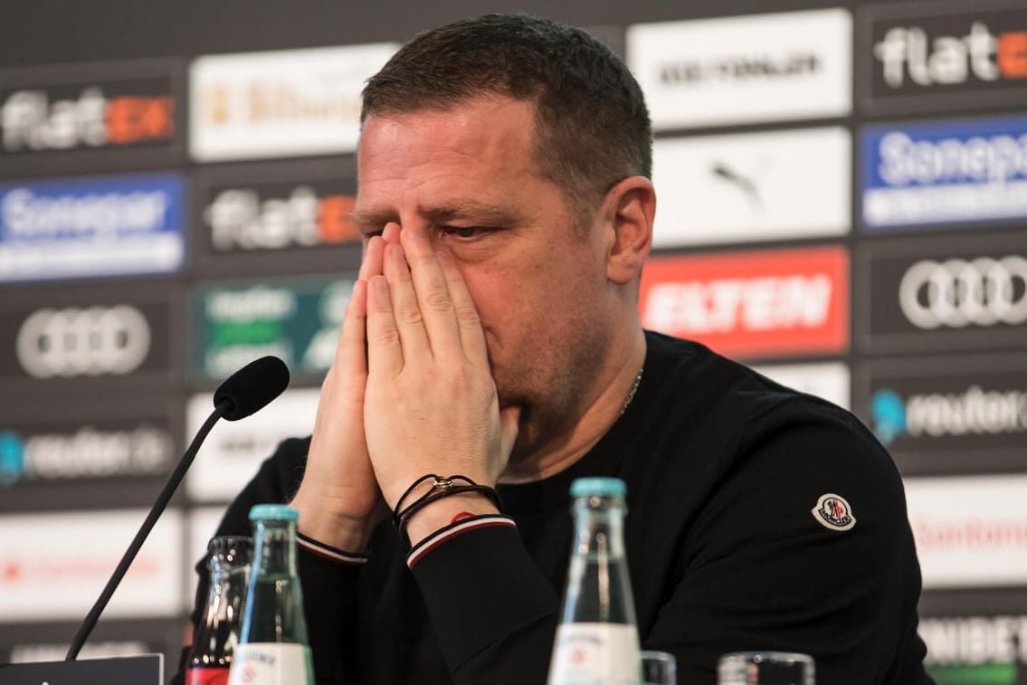 In Tränen: Max Eberl bei der Pressekonferenz in Mönchengladbach.