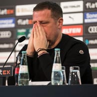 In Tränen: Max Eberl bei der Pressekonferenz in Mönchengladbach.