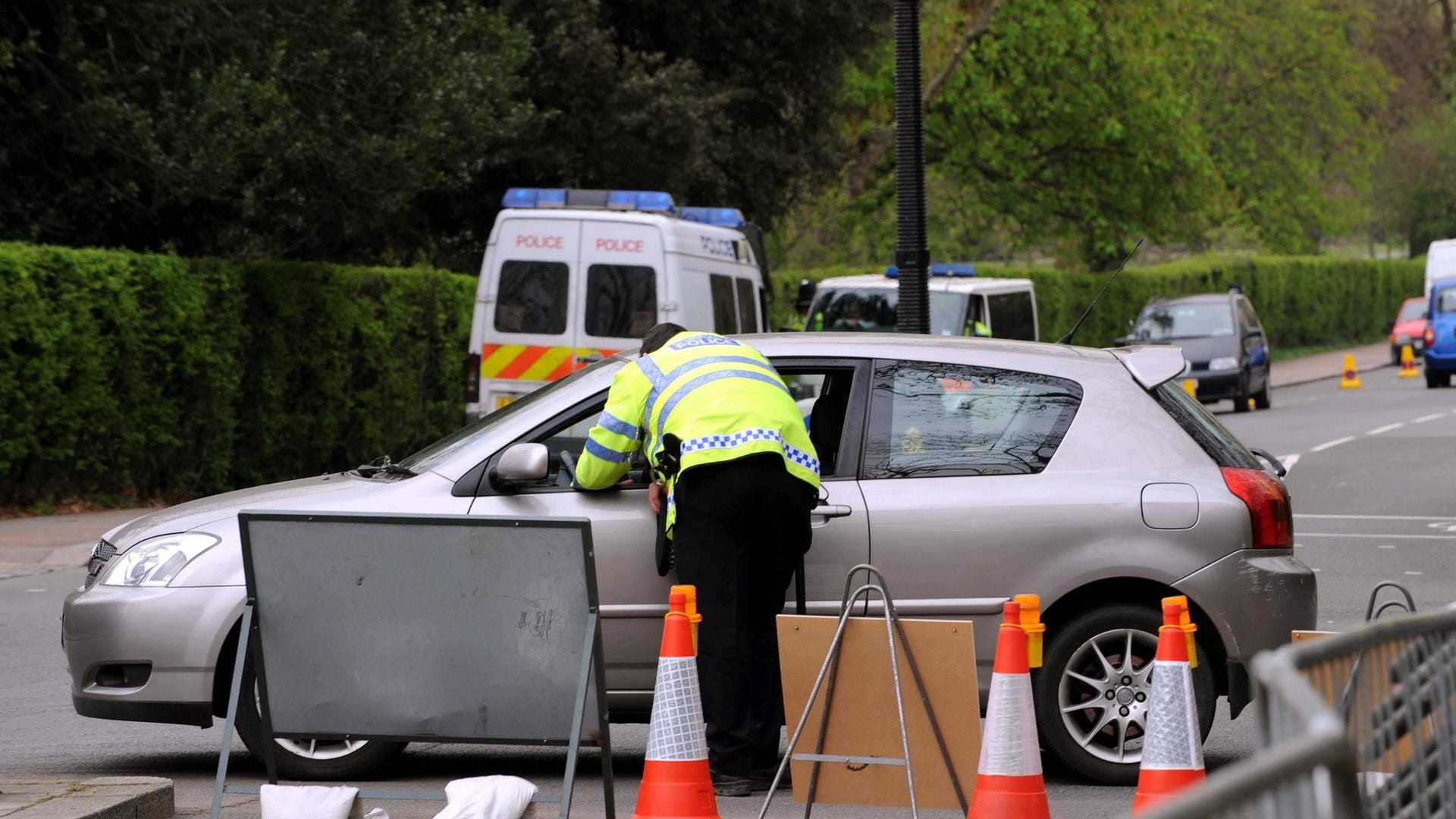 Verkehrskontrolle in England (Symbolbild): Die Polizei rief Autofahrer auf, sich nicht ohne gültige Papiere hinters Steuer zu setzen. Verkehrskontrolle in England (Symbolbild): Die Polizei rief Autofahrer auf, sich nicht ohne gültige Papiere hinters Steuer zu setzen.