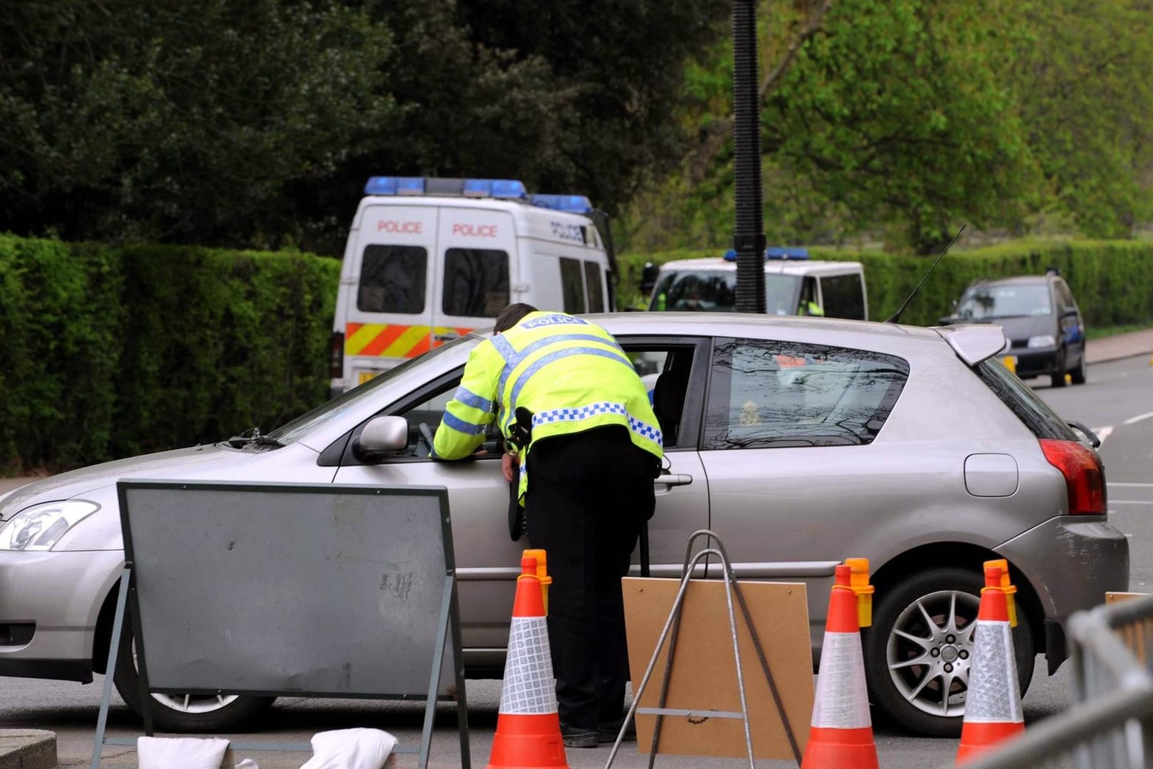 Verkehrskontrolle in England (Symbolbild): Die Polizei rief Autofahrer auf, sich nicht ohne gültige Papiere hinters Steuer zu setzen.