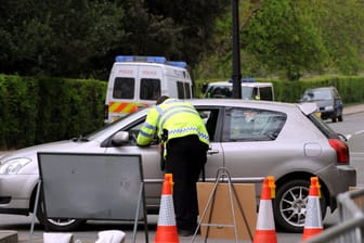 Verkehrskontrolle in England (Symbolbild): Die Polizei rief Autofahrer auf, sich nicht ohne gültige Papiere hinters Steuer zu setzen.