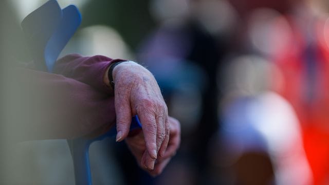 Die Corona-Pandemie hat einer Umfrage zufolge dazu geführt, dass sich mehr ältere Menschen einsam fühlen. Die Corona-Pandemie hat einer Umfrage zufolge dazu geführt, dass sich mehr ältere Menschen einsam fühlen.