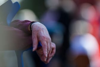 Die Corona-Pandemie hat einer Umfrage zufolge dazu geführt, dass sich mehr ältere Menschen einsam fühlen.