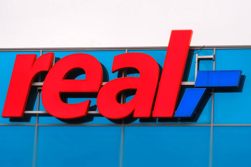 Das Logo von Real an einer Filiale der Kette: An einer Reihe von Geschäften bleiben sie hängen.