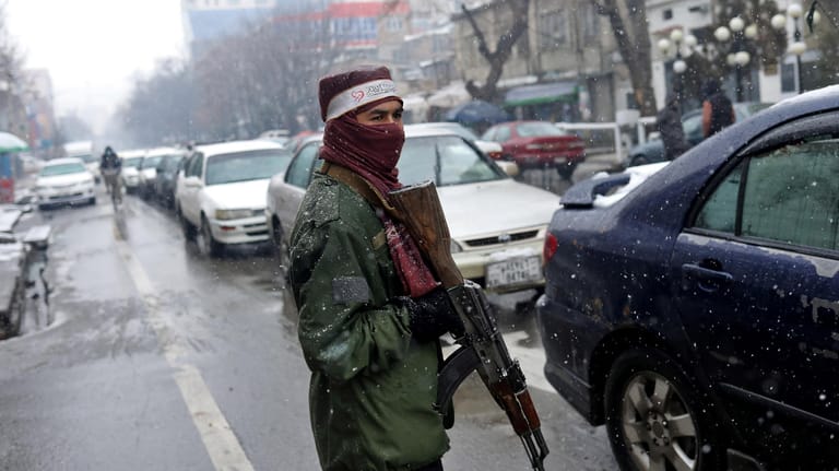 Ein Taliban-Kämpfer in Kabul: Die Miliz hat vor rund einem halben Jahr die Macht übernommen.