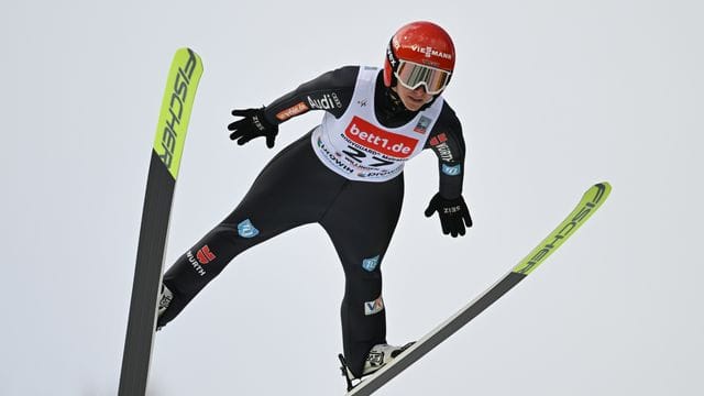 Katharina Althaus springt von der Mühlenkopfschanze in Willingen.